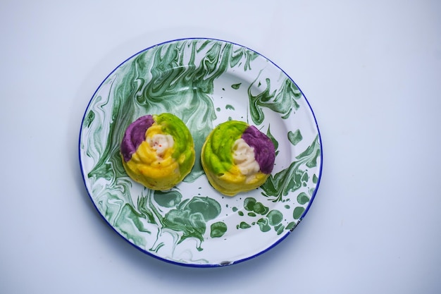 Talerz z kolorowym daniem, zioła